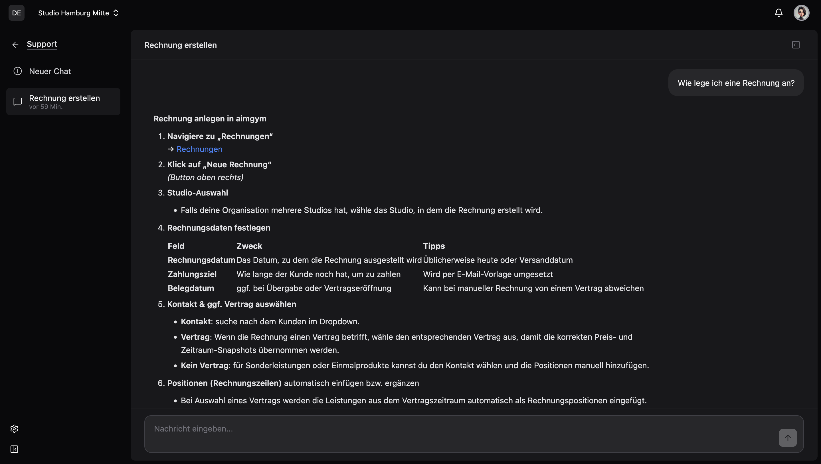 [Screenshot: KI-Assistent -- Chat mit Kundenabfrage und Rechnungsliste]