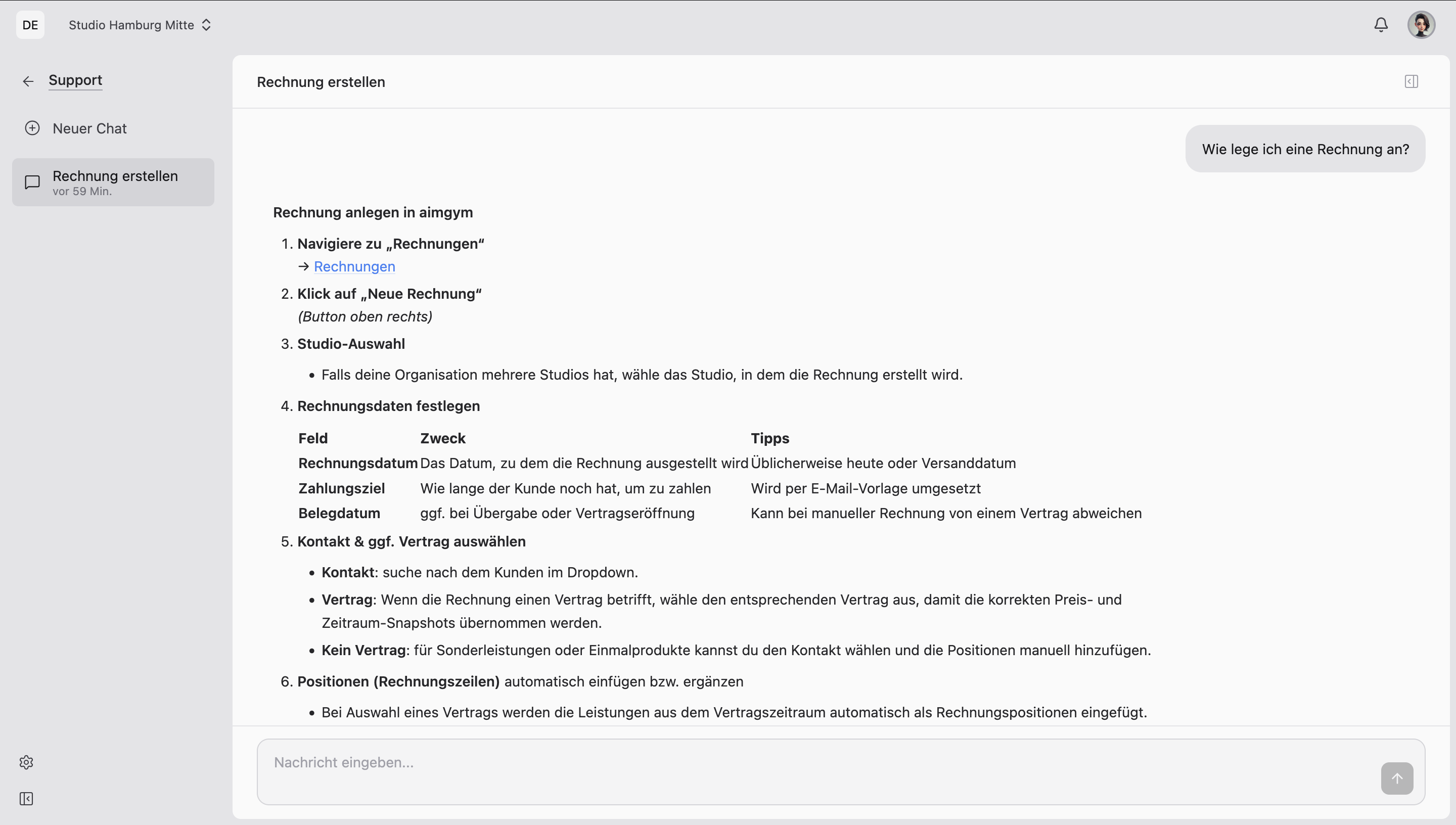 [Screenshot: KI-Assistent -- Chat mit Kundenabfrage und Rechnungsliste]